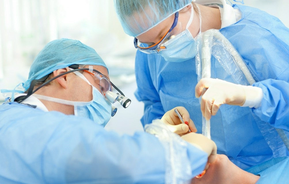 Podniesienie dna zatoki szczękowej jako zabieg przygotowywawczy przed leczeniem implantologicznym